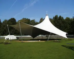 Kirchenzelt-seitlich-ohne-Vorhang