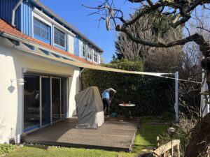 manuell rollbares Sonnensegel mit höhenverstellbaren Sonnensegelpfosten