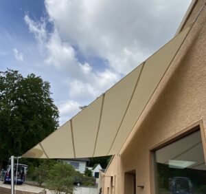 rollbares regendichtes Sonnensegel ohne Konkaven