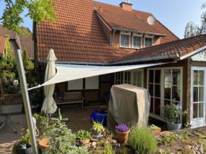 regendichtes Sonnensegel für Winkelbungalow mit Edelstahlpfosten