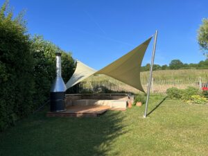 Stilvolle Loungeecke mit 3D Sonnensegel für Sonnenschutz und Regenschutz