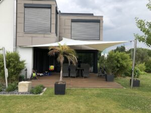 manuell rollbare Beschattung und Regenschutz für Terrassenbereich