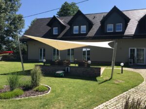 freistehendes Sonnensegel manuell rollbar